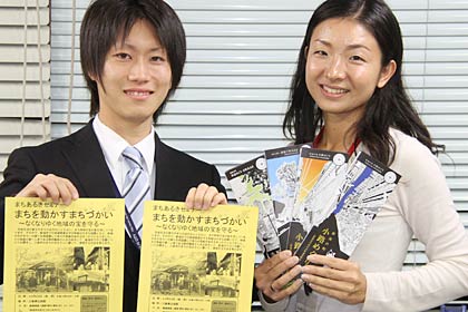左がちらし、右が野内さんのイラストと写真がふんだんに使われた新潟市のまちあるきマップ