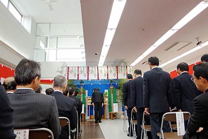 完成した三条信用金庫中央支店で行われた修祓式と竣工式