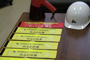 つばめ福祉会が近火などによる施設入居者の避難誘導などに備えて職員を一目で判別できる腕章を作成