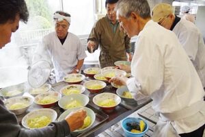 新潟県立月ヶ岡特別支援学校の調理室で調理する三条飲食店組合