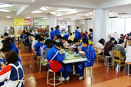県立月ヶ岡特別支援学校の食堂で三条飲食店組合のラーメンを味わう高等部の生徒たち