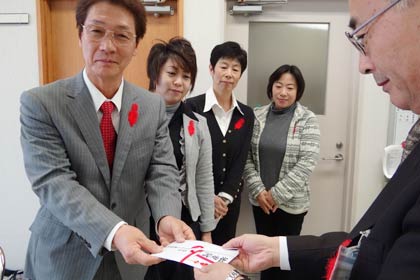 三条市ボランティア連絡協議会が11万円余りを三条市社会福祉協議会を通じて歳末たすけあい募金に寄付、左から内山信一実行委員長（三条地域学生ボランティア連合会代表顧問）、本間里子三条市ボランティア連絡協議会会長、宮島泉副実行委員長（三条おやこ劇場）、石月純子副実行委員長（イルカの会）、小林東一三条市社会福祉協議会事務局長