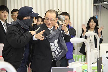  15日、大光銀行燕支店で行われた模擬強盗訓練と特殊詐欺対応窓口訓練