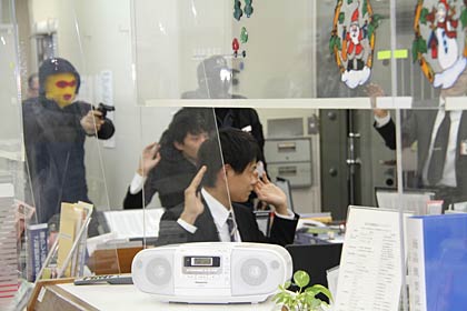 拳銃でいかくする二人組の犯人
