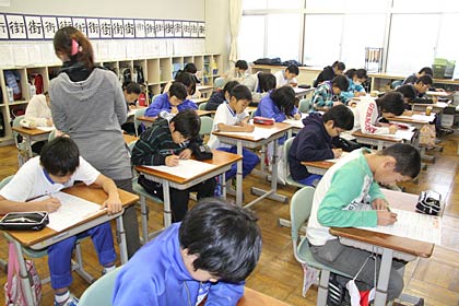 小池小学校で行われた燕ジュニア検定、6年生の教室