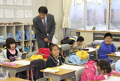 1年生の受検のようすを見回る藤沢教育長