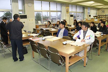  検定後は検定を運営した近藤地域コーディネーターと11人の保護者で採点準備