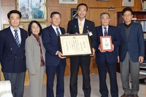 生涯スポーツ優良団体表彰を受賞した三条市栄地区の総合型地域スポーツクラブ・学区総合型クラブ「ますがたクラブ」が国定三条市長を表敬、左から3人目が小林会長、4人目が国定市長