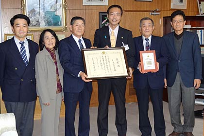 生涯スポーツ優良団体表彰を受賞した三条市栄地区の総合型地域スポーツクラブ・学区総合型クラブ「ますがたクラブ」が国定三条市長を表敬、左から3人目が小林会長、4人目が国定市長
