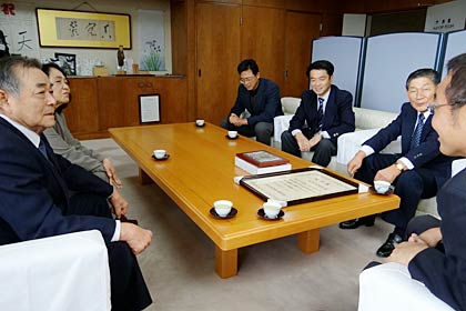 国定市長と歓談する「ますがたクラブ」の正副会長と運営委員