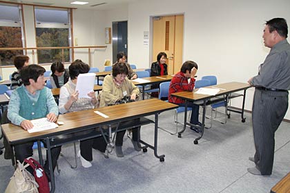  「しらさぎ荘」で14日始まった三森とおるレディース専用歌謡塾