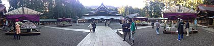  弥彦神社の境内
