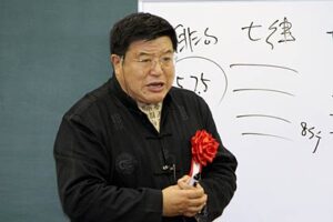 第4回諸橋轍次博士記念漢詩大会の記念講演会で講演する孔子第75代直系子孫当主で作家の孔健さん
