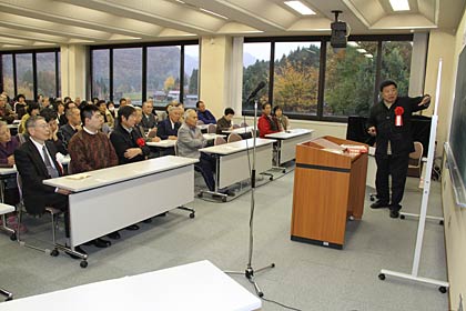 約130人が来場して孔さんの講演に聴き入る