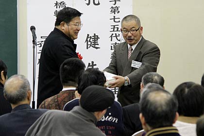  諸橋轍次記念館に寄付する『孔子全集』を羽賀吉昭館長に手渡す