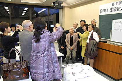 講演後は喜んで一緒に記念撮影に収まる
