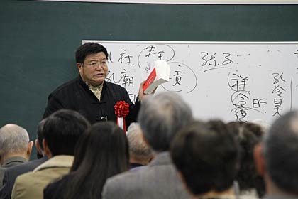  中国で出版した著書『孔子全集』を紹介する孔さん