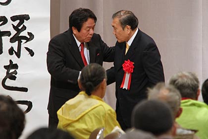 握手する栗原氏と小林氏