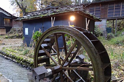 すぐ隣りを流れる小川で水車が回る