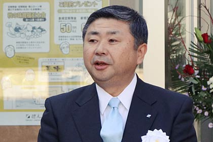 あいさつする西潟精一理事長