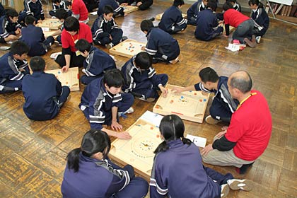 20日、三条市立第一中学校で昨年に続いて開かれた地域国際文化交流会、カロム講座