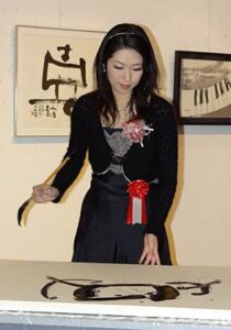 加茂市の書家泉田祐子さん主宰の「墨遊 はちまき屋」が25日まで近美で「墨遊小路書展vol.2 共に-together-」、小路にみたてた会場に泉田さんの65点を展示