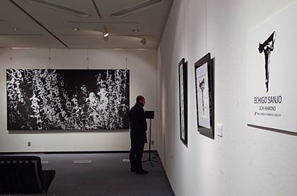 冬の路地に展示されているのは「越後三条打刃物」のシンボルマーク