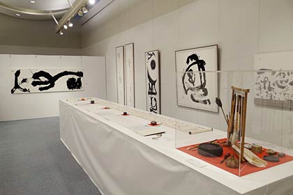 泉田さんの筆やすずりも展示
