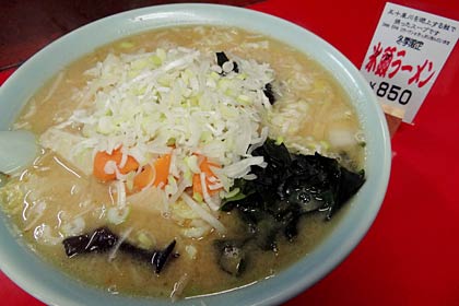 「龍昇園」がは26日、チャリティーラーメンとして1杯100円で販売する「氷頭みそラーメン」