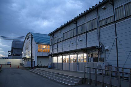  新校舎建設中でプレハブの校舎で授業が行われている吉田小学校