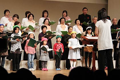 燕市文化会館で開かれた燕市の合唱団「コーロ・スプラウト」の2年ぶり2回目の自主コンサート「笑顔を忘れないで」ふれあいコンサート