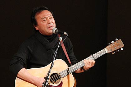 『笑顔をわすれないで』を作曲した山形県南陽市の須貝智郎さんによるミニライブ