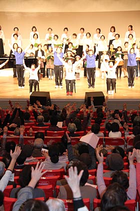 最後は会場がひとつになって『笑顔をわすれないで』の合唱と元気体操