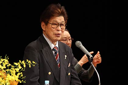25日、燕市文化会館で「つばめ『女と男（ひととひと）』ふれあいフェスタ2012」の講演会の講師、テレビアニメ「サザエさん」のマスオさん役で知られる声優、増岡弘さん