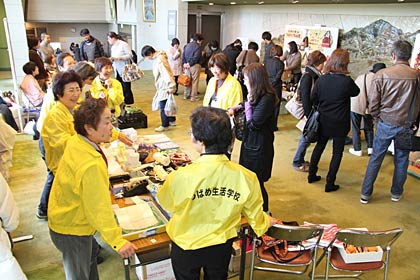 会館ロビーで福祉関係団体やJAなど5団体がによる即売コーナー、