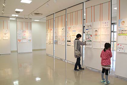 Smile Family作品展では子どもたちが家族などを描いた絵200点近くを展示