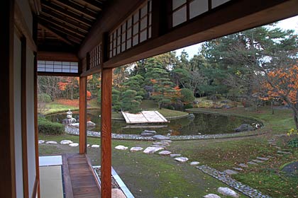 晩秋の風情を楽しめる日本庭園