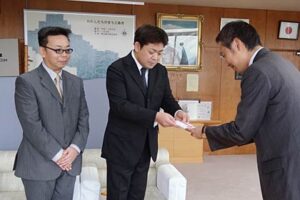 左から三条魚市場新鮮組の唐沢副会長、石橋会長、国定市長