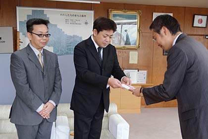 左から三条魚市場新鮮組の唐沢副会長、石橋会長、国定市長