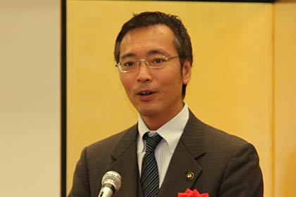 祝辞を述べる国定市長