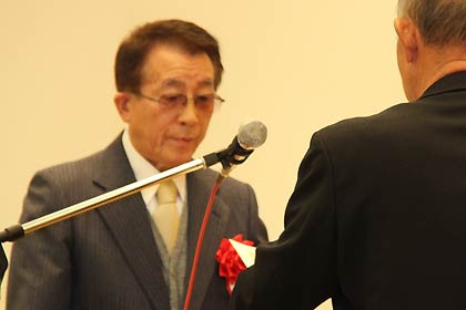 愛称募集で最優秀選考作品に選ばれた「サンワーク三条」を応募した長橋さんに表彰状