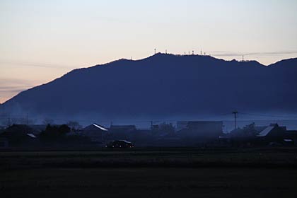  25日夕方、新潟市西蒲区打越地内の水田から望む弥彦山