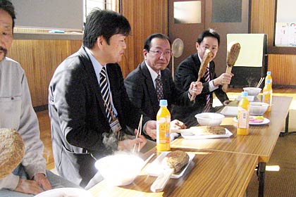 焼き上がったばかりのひこせ?ぇんを味わう