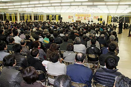  約500人の支持者でいっぱいの会場