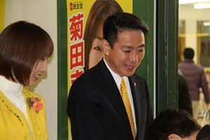 衆院選新潟四区で4期目を目指す民主党第四区総支部長、菊田真紀子氏の総決起集会、前原誠司国家戦略担当大臣を迎えて支持者約500人が必勝を誓う（3/5）