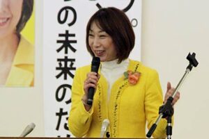 衆院選新潟四区で4期目を目指す民主党第四区総支部長、菊田真紀子氏の総決起集会、前原誠司国家戦略担当大臣を迎えて支持者約500人が必勝を誓う（4/5）