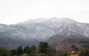 「しただブログ」に掲載された27日の4合目あたりまで冠雪した粟ヶ岳