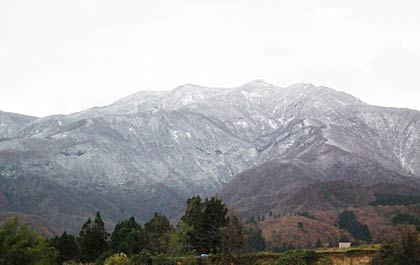 「しただブログ」に掲載された27日の4合目あたりまで冠雪した粟ヶ岳