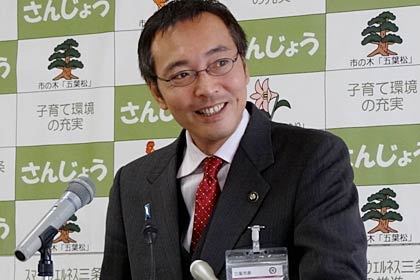 記者会見で震災廃棄物について話す国定市長