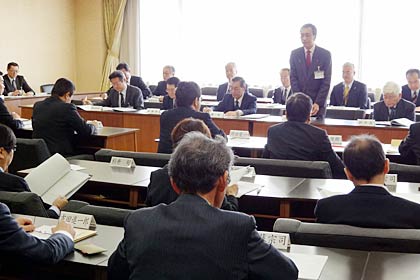  28日開かれた三条市の12月定例会議案概要説明会